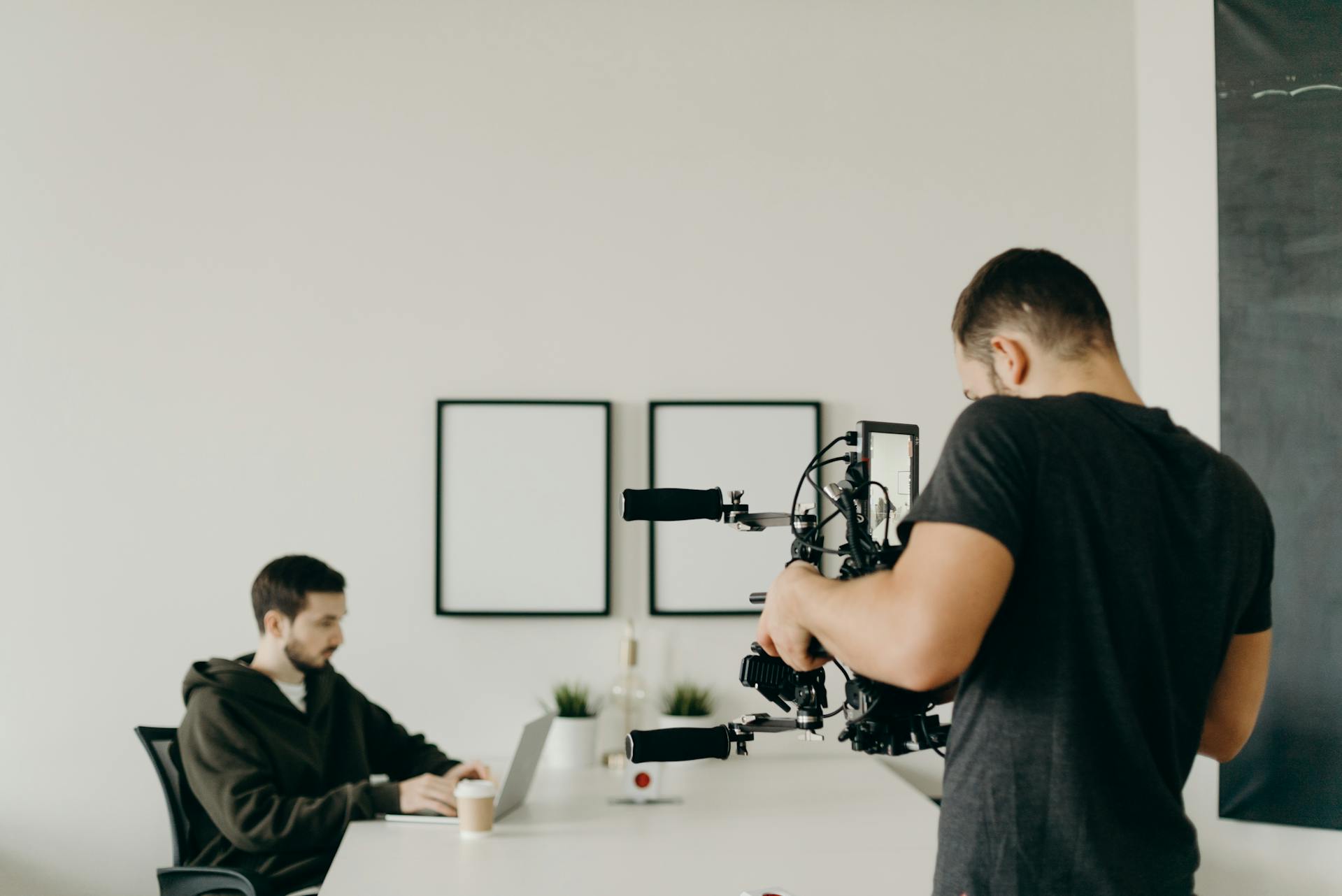 cameraman-pexels-cottonbro-4064820